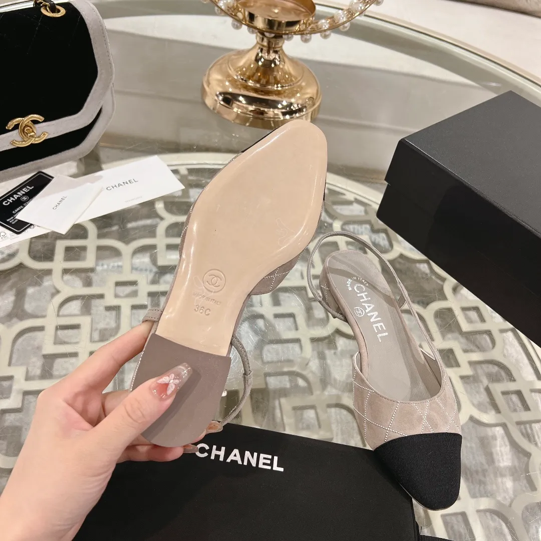 👟👟Ex-factory price 540👟👟 CHANEL Xiangjia 25vs spring and summer new fashion sandals series... Chanel is a very comprehensive noble fashion lifestyle brand. The same models are sold by major fashion bloggers and celebrities in Hong Kong, the United States, and other countries. They are simply beautiful. I fall in love with elegance and the playful sense of the future. I want to own them right away just by looking at them. But you can really think about a pair of exquisite high heels. This series is specially designed for extraordinary and indifferent ladies to create a unique overall effect. CHANEL designs products that inspire women to move forward and highlight their charm... 1️⃣Material: original customized high mercerized sheepskin 2️⃣Inner lining: original customized imported sheepskin 3️⃣Feet: original customized imported sheepskin 4️⃣Outsole: genuine leather sole imported from Italy 5️⃣Heel height: 2.5cm/6.5cm/9cm 6️⃣Number: 34-43 (34.40.41.42.43 customized is not returnable) 7️⃣Packaging: The latest and exquisite full set of packaging at the counter